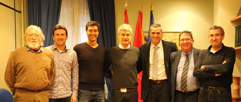 Los seleccionadores nacionales absolutos de waterpolo de visita por Pamplona